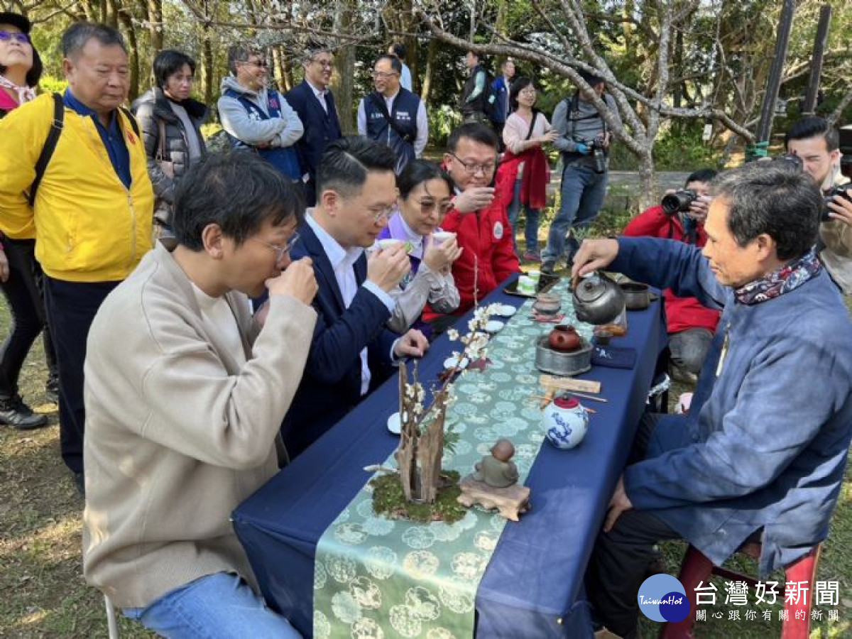 蘇副市長與來賓一同品茶。