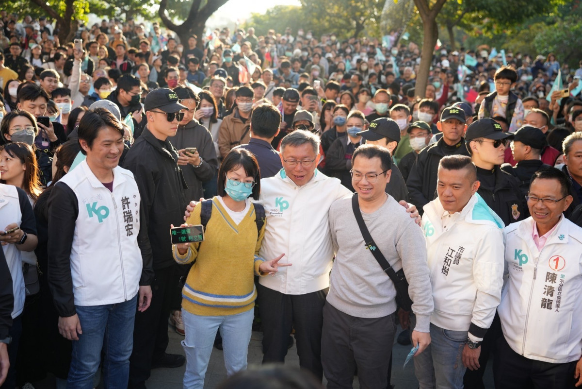 支持者於台中市民廣場迎接柯文哲