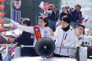 台中市長盧秀燕陪同楊瓊瓔車隊掃街潭子地區。