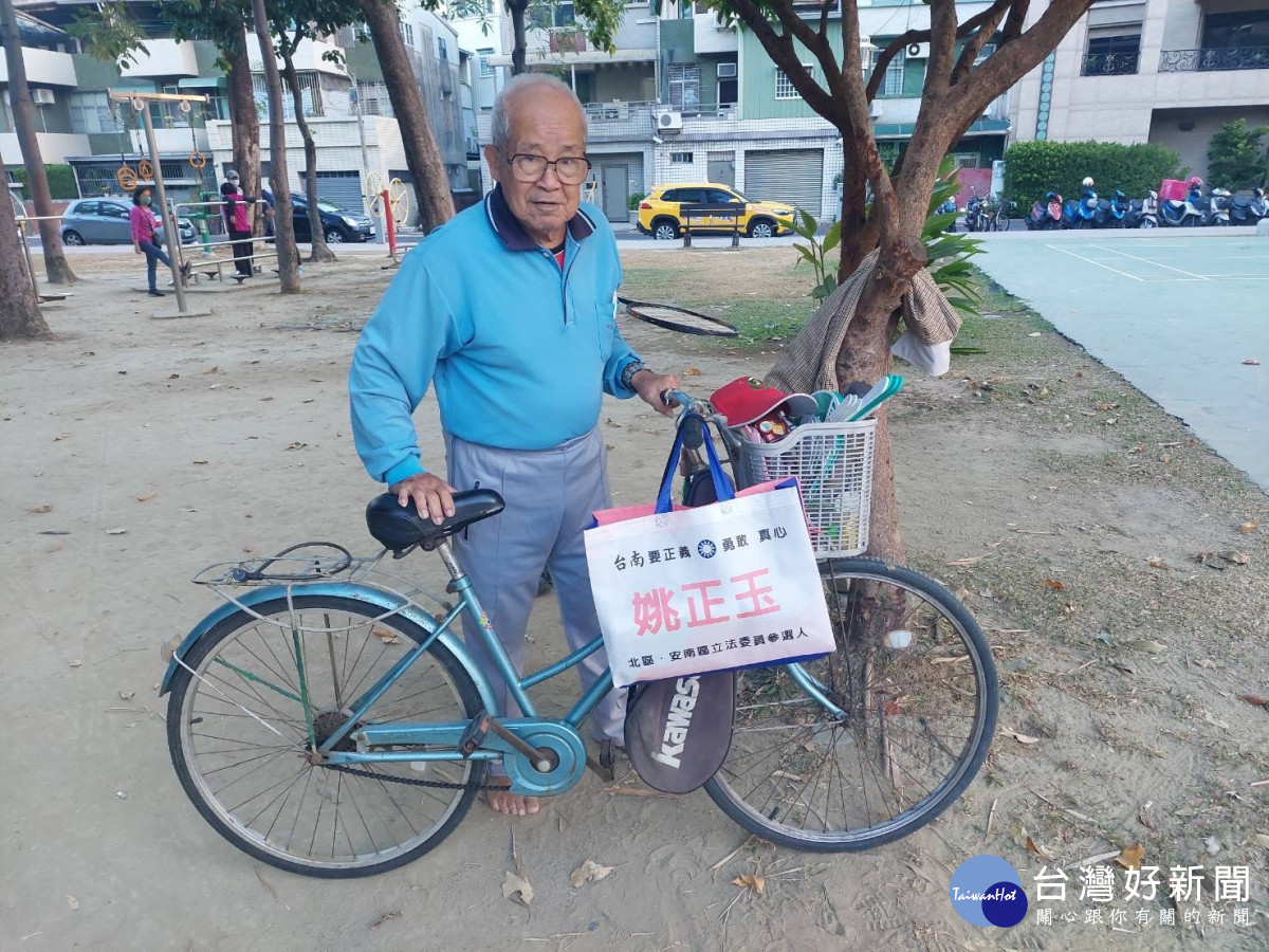 姚正玉爸爸的老同事李瑞忠，騎著單車將姚正玉的文宣袋掛在車上，當走動式廣告。