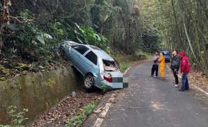 阿里山公路發生離奇車禍，警消到場不見駕駛人影，僅6歲男童獨留車內／陳致愷翻攝