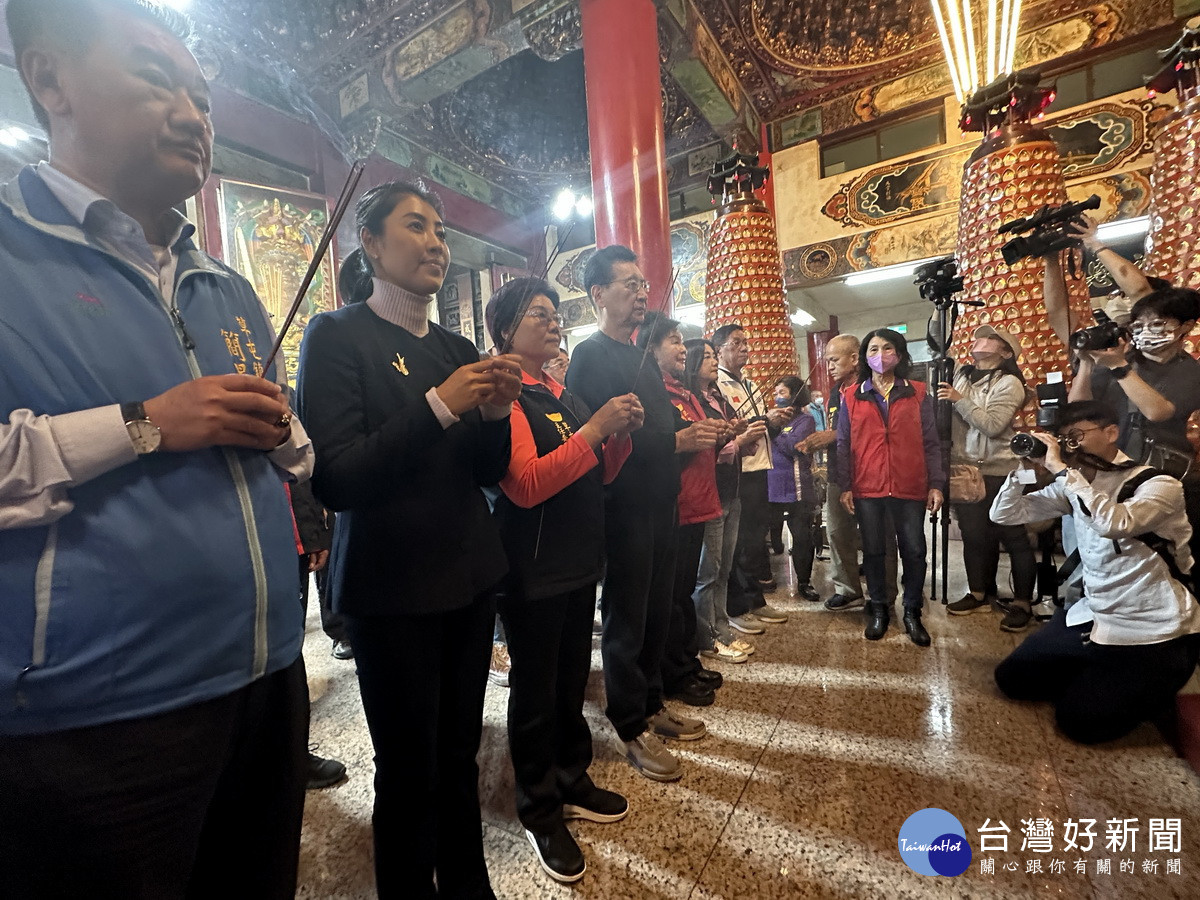 趙少康、許縣長、馬文君在敦和宮上香祈祝國泰民安順利當選。（記者扶小萍攝）