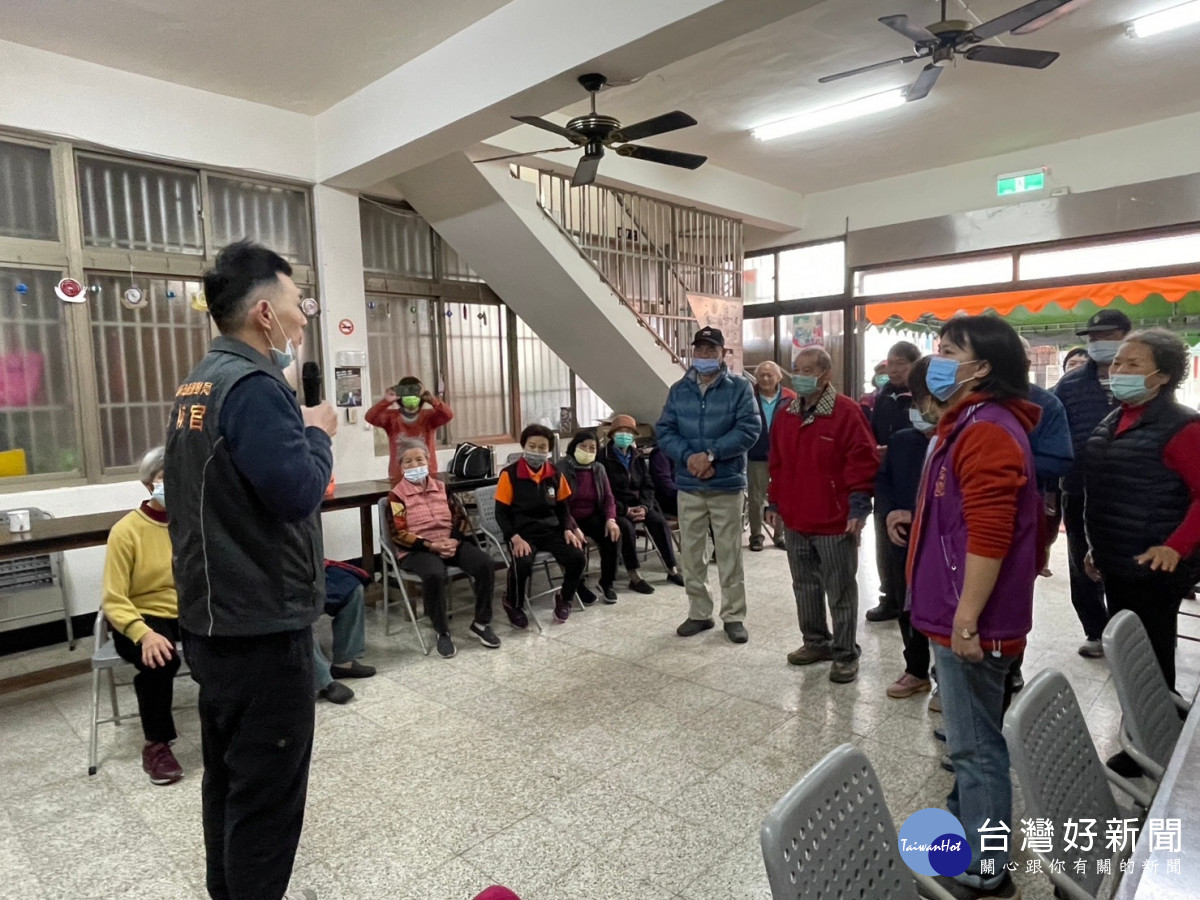 楊梅警社區關懷據點宣導防詐及婦幼安全。