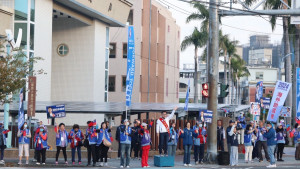 國民黨海外助選團陪同立委候選人江啟臣站路口拜票。