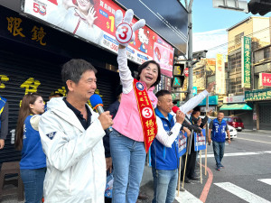 台中市議員陳本添、邱愛珊陪同台中市第三選區國民黨立委候選人楊瓊瓔站路口拜票。