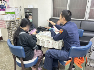 警備隊員警郭子鳴協助蔡女完成報案。