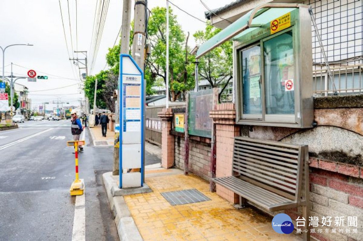 本次工程增設100公尺實體人行道及無障礙斜坡道、遷移公車站牌、建置路口雙色溫路燈等。<br />
