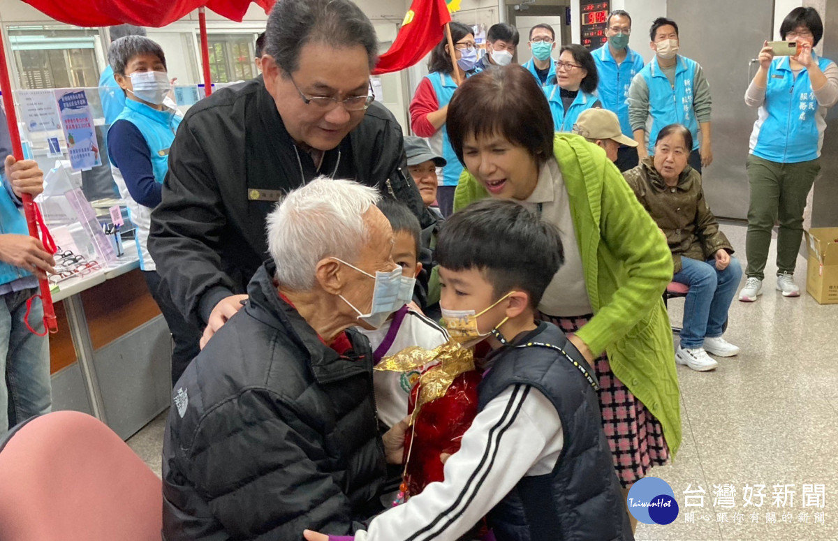 清大附小幼兒園孩子致贈103歲榮民祁伯伯新春禮物，並開心給祁伯伯大大擁抱。