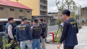 警方訊後依賭博罪將黃姓負責人及工作人員送辦，其餘賭客則依違反社會秩序維護法裁罰。