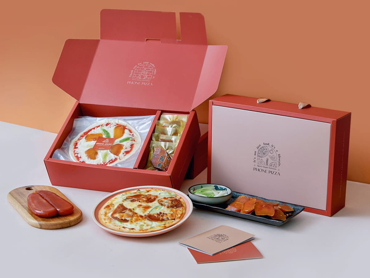 烏金披薩禮盒，不一樣的年菜伴手禮，美味簡單輕鬆上桌。（圖／Phone Pizza 瘋披薩）