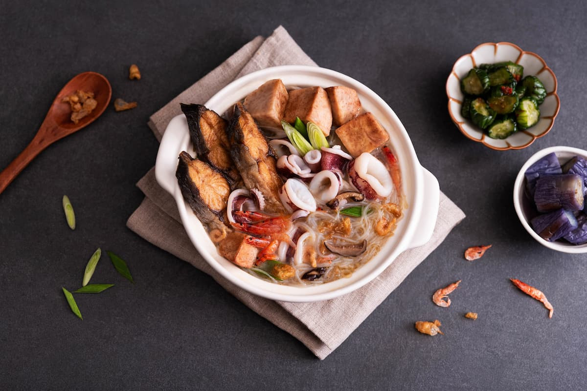雞湯熬鯧魚海鮮炊粉，在家就能享受到餐廳美味年菜。（圖／雙言商號）