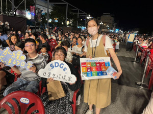 大型藝文表演向民眾推廣永續貼圖。