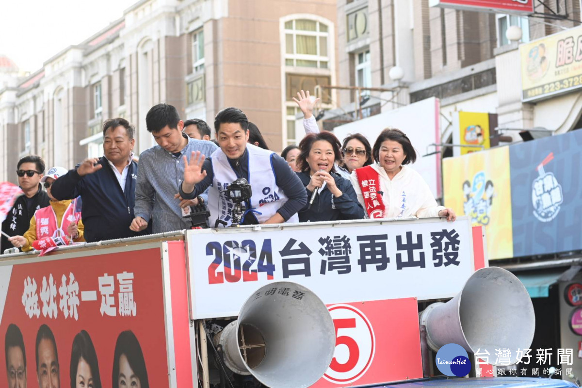 台北市長蔣萬安與黨籍立委候選人張秀華掃街拜票／陳致愷翻攝