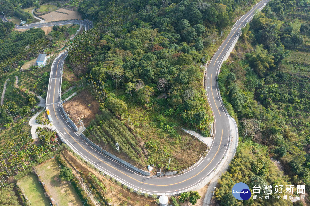 環鄉公路俯瞰景緻甚美。（縣府提供）