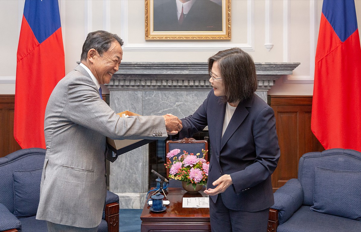 日本自民黨副總裁麻生太郎（左）與總統蔡英文（圖／資料照片，圖源：總統府Flickr）