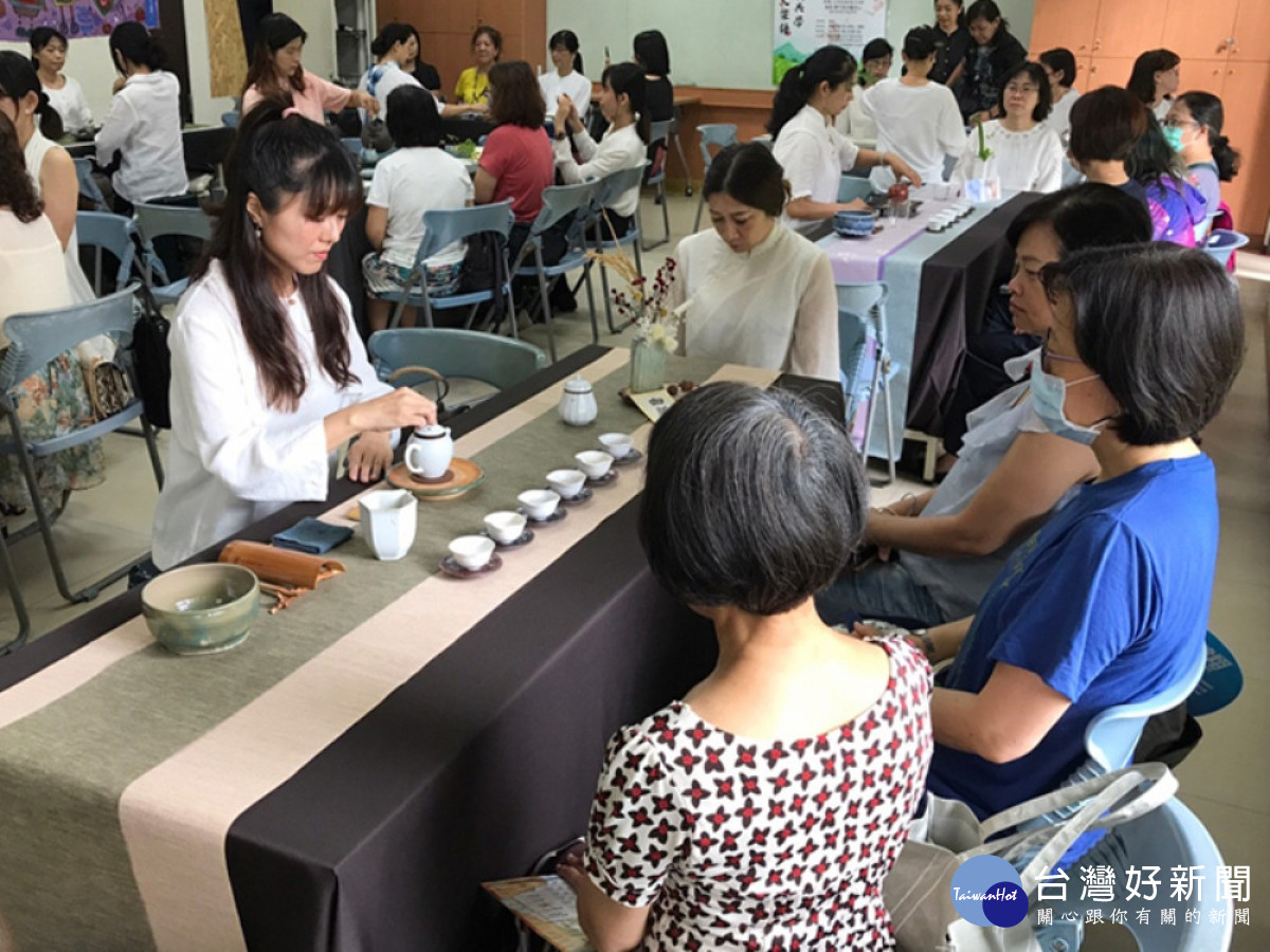 臺中市南湖社區大學的茶席文化課程社區品茶體驗。（圖/嶺東科技大學）