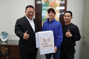 中華大學校長劉維琪率先樂捐，對同學及日本石川縣人民打氣！（由左至右為：中華大學校長劉維琪、應智學系日籍生柴田涼、應智學系日籍生知念武）