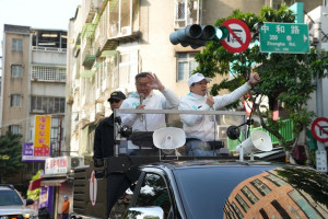 民眾黨總統候選人柯文哲11日到中和陪同立委候選人邱臣遠車掃助選（圖／翻攝自邱臣遠臉書）