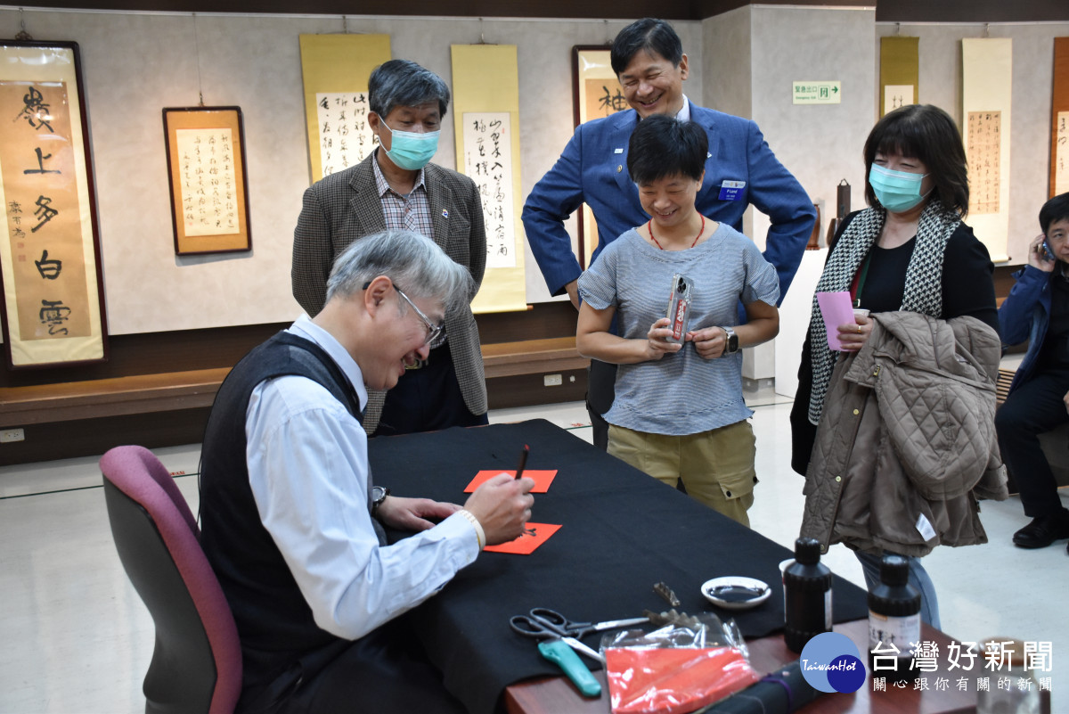 彰濱秀傳「文房雅趣-吳運進個展」開幕，現場春聯揮毫送民眾。圖／彰化秀傳醫院提供