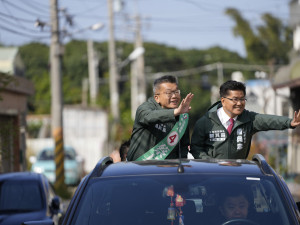 立法院副院長蔡其昌進行清水區車隊掃街，沿途獲民眾熱情回應。