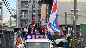 姚正玉11日由韓友會長挑大師陪同持續掃街拉票，邀請支持鄉親選前最後一夜12日晚上來競選服務處溫馨相聚。