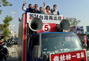 聯電榮譽副董事長宣明智南下嘉義市，陪同國民黨籍立委候選人張秀華車隊掃街拜票／陳致愷翻攝