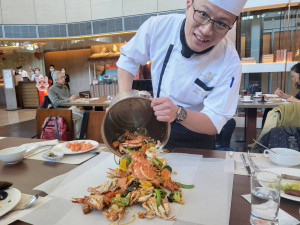 「豪華系浮誇海鮮桶」改良自盛行於美國南方港口的手抓海鮮豪邁吃法。