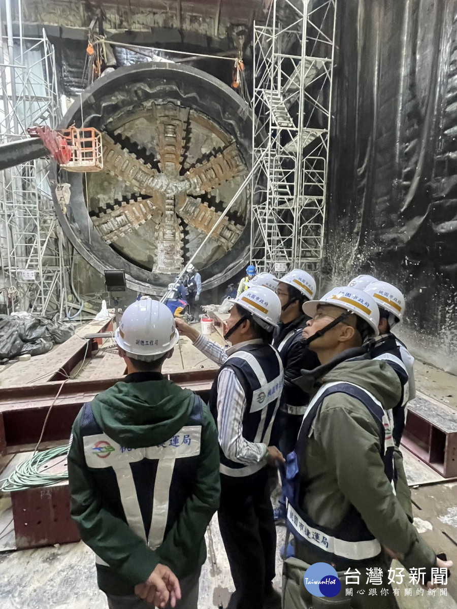 桃園市政府捷運工程局長劉慶豐巡視桃園捷運綠線隧道鑽掘進度。