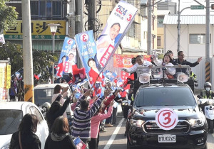 侯友宜合體楊瓊瓔車掃台中潭子地區，沿途許多支持者揮舞競選旗幟表達支持。