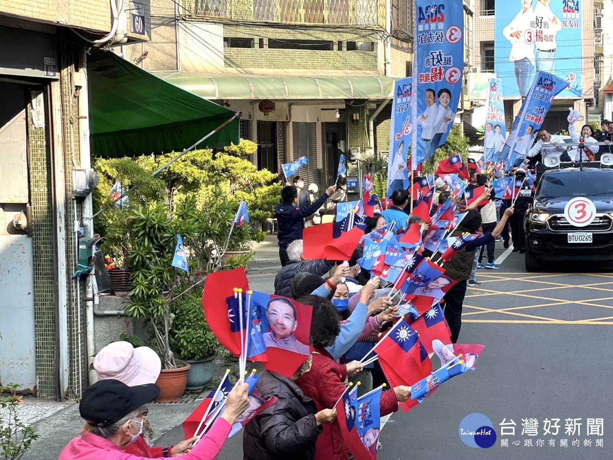 侯友宜合體楊瓊瓔車掃台中潭子地區，沿途許多支持者揮舞競選旗幟表達支持。