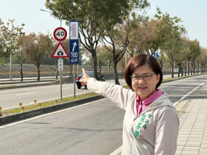 張芬郁指著這支賺錢王測速器。林重鎣