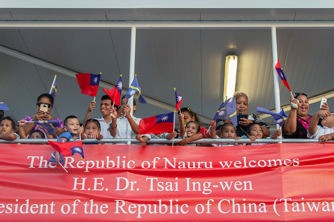 中華民國總統蔡英文於2019年3月24日出訪當時的南太平洋友邦諾魯，當地民眾手持雙方國旗歡迎訪團到來。（圖／資料照片，圖源：總統府Flickr）