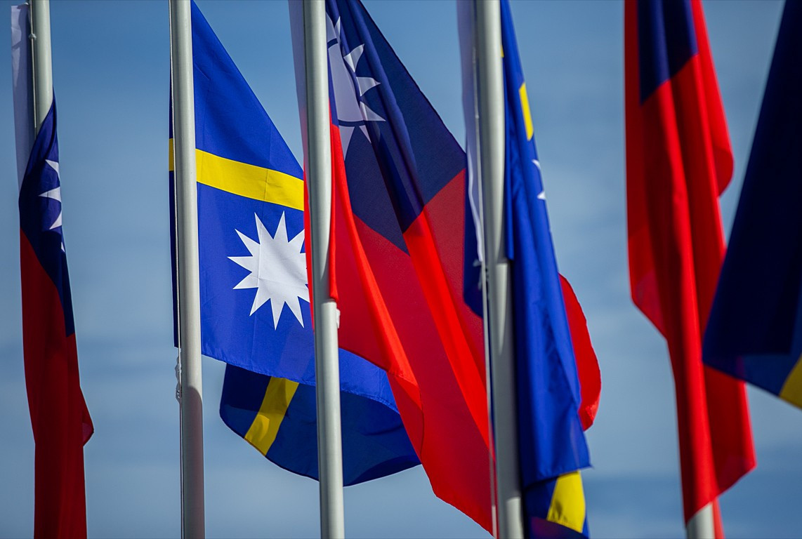 中華民國國旗（中）與諾魯共和國國旗（中左1）。（圖／資料照片，圖源：總統府Flickr）