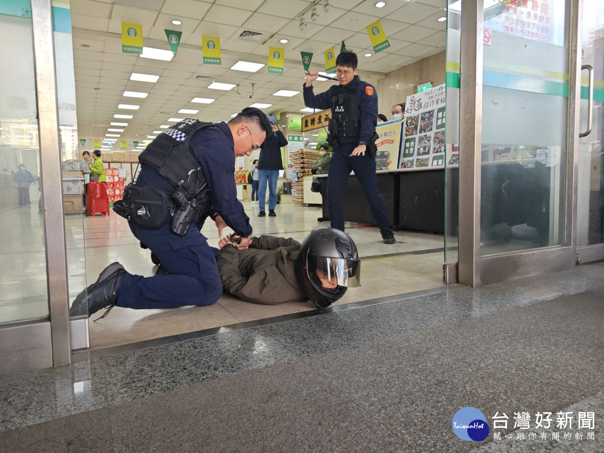 平鎮警分局為加強113年重要節日安全維護工作，與平鎮區農會配合防搶演練及阻詐宣導。<br />
