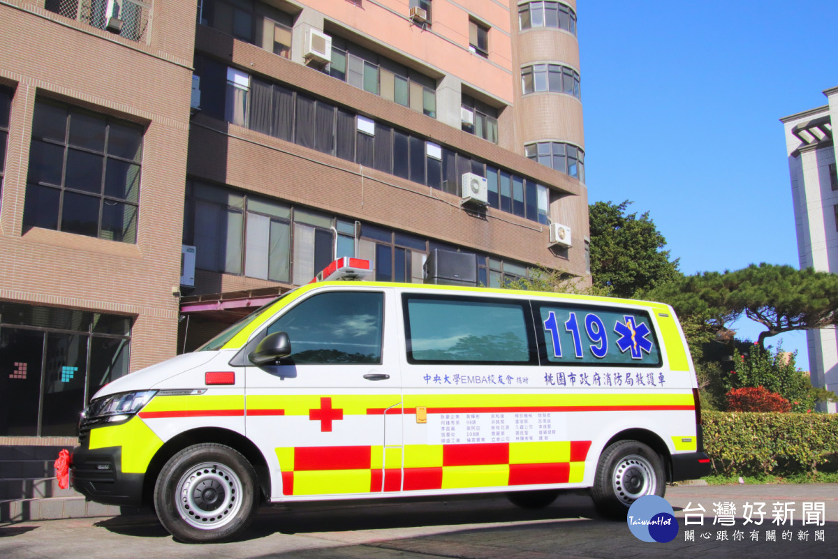 中央大學EMBA校友同學會捐贈的新式救護車，車身的巴騰堡格紋設計，具高辨識度，可確保救護人員執行緊急救護行車安全無虞。<br />
