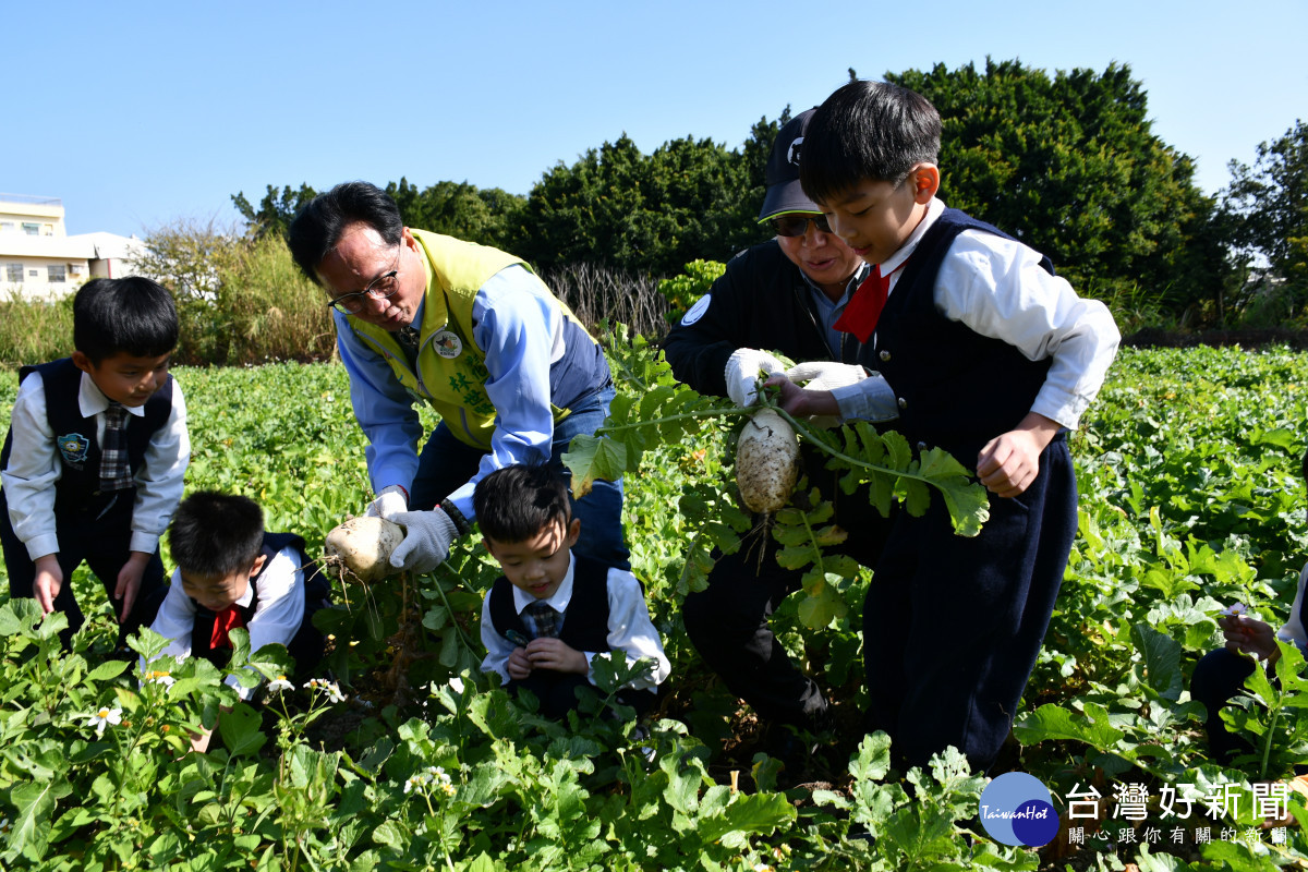 林世賢市長和小朋友享受拔蘿蔔之樂。圖／記者鄧富珍翻攝
