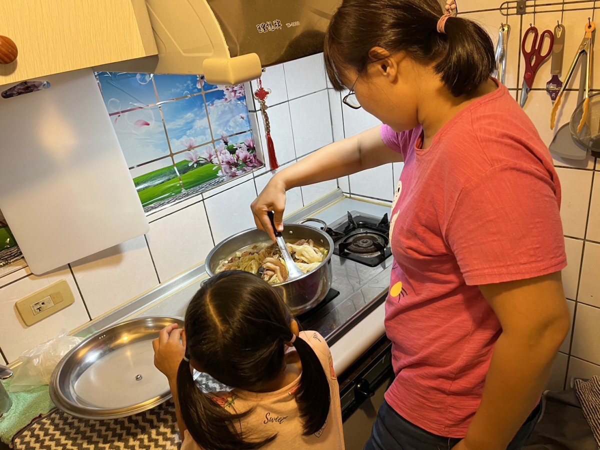 台灣世界展望會的營養扶助金與親職教育，讓潔潔媽媽對食物有更多認識，雖然環境困苦，但還是要讓孩子吃得均衡營養。（台灣世界展望會提供）