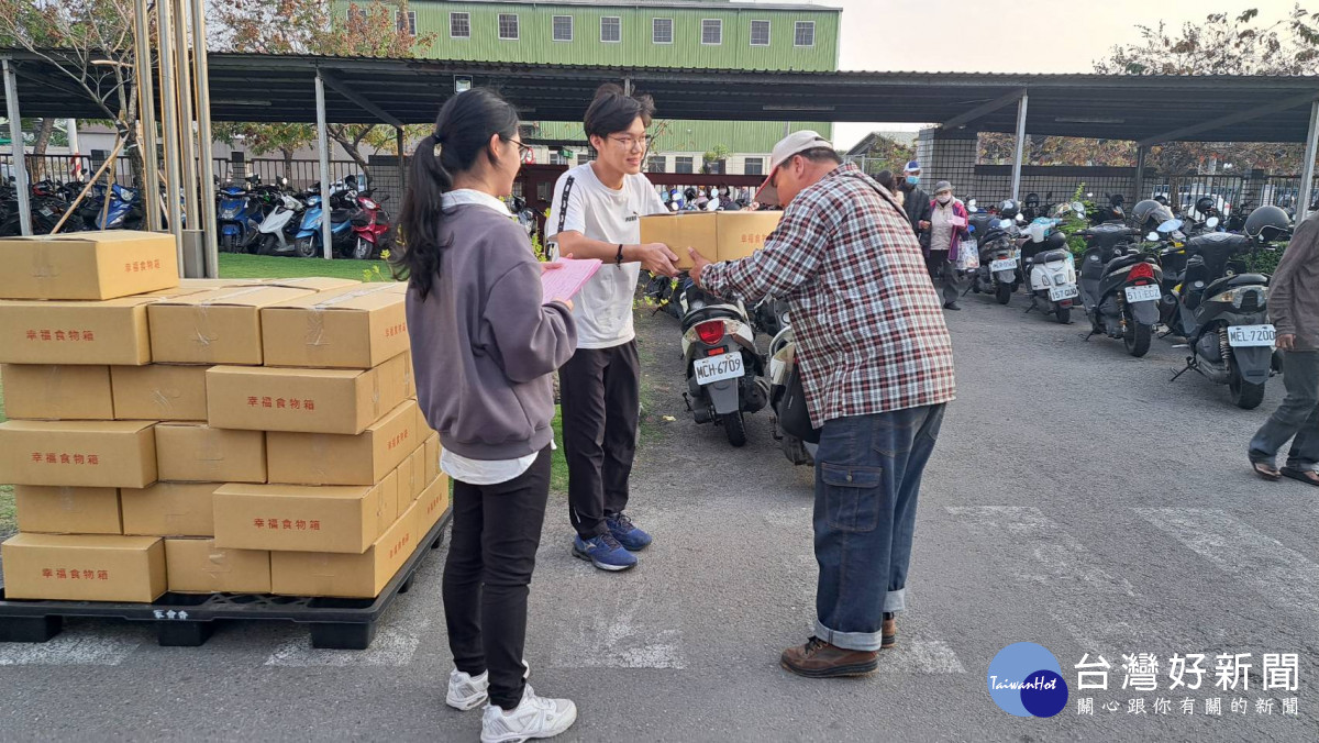 嘉義縣金龍冠食品股份有限公司今年首次成立《幸福保護站》，透過集團內部及相關事業體打造「幸福食物箱」，昨(17)日首日吸引近百家庭到場領取／林詩涵翻攝