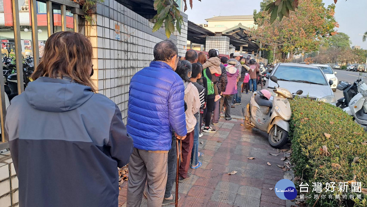 嘉義縣金龍冠食品股份有限公司今年首次成立《幸福保護站》，透過集團內部及相關事業體打造「幸福食物箱」，昨(17)日首日吸引近百家庭到場領取／林詩涵翻攝