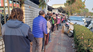 嘉義縣金龍冠食品股份有限公司今年首次成立《幸福保護站》，透過集團內部及相關事業體打造「幸福食物箱」，昨(17)日首日吸引近百家庭到場領取／林詩涵翻攝