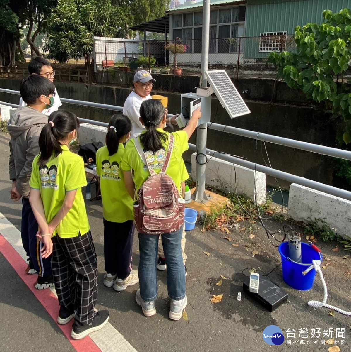 環保局人員向學童展示感測器運作方式與數據上傳情形／嘉義市府提供