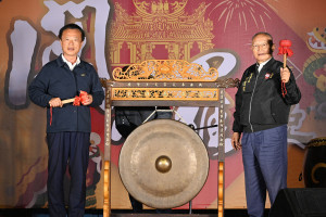 嘉義縣長翁章梁及奉天宮董事長何達煌敲響第一鑼，宣布「國際媽祖文化節」活動正式開跑／陳致愷攝影