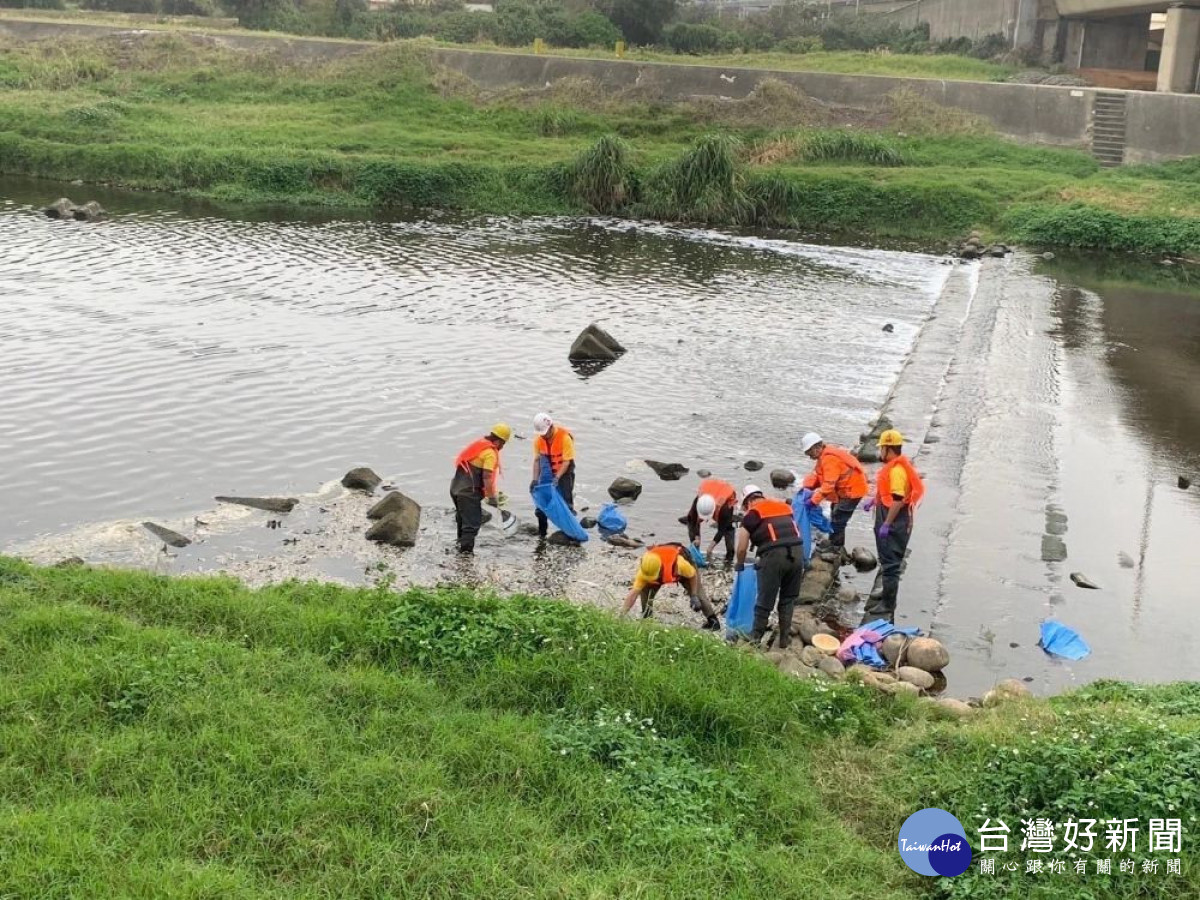 科慕觀音廠管線破裂造成大堀溪死魚，環保局立即告發並要求妥善清理。