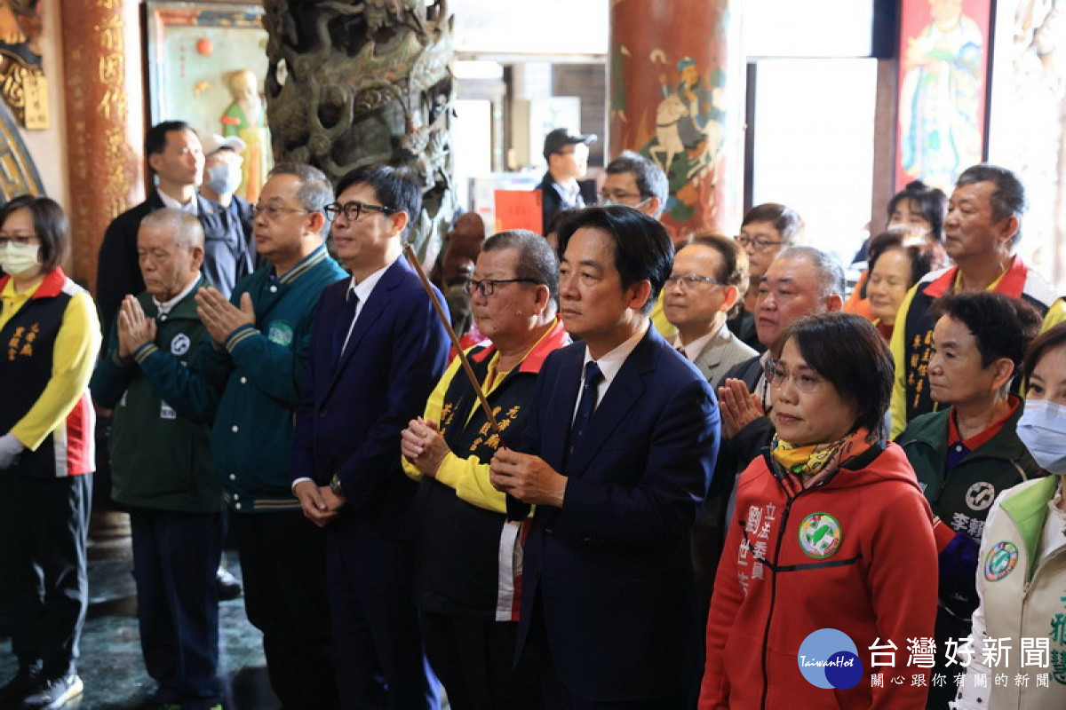 ▲陳其邁陪同賴清德副總統至元帝廟參香祈福。