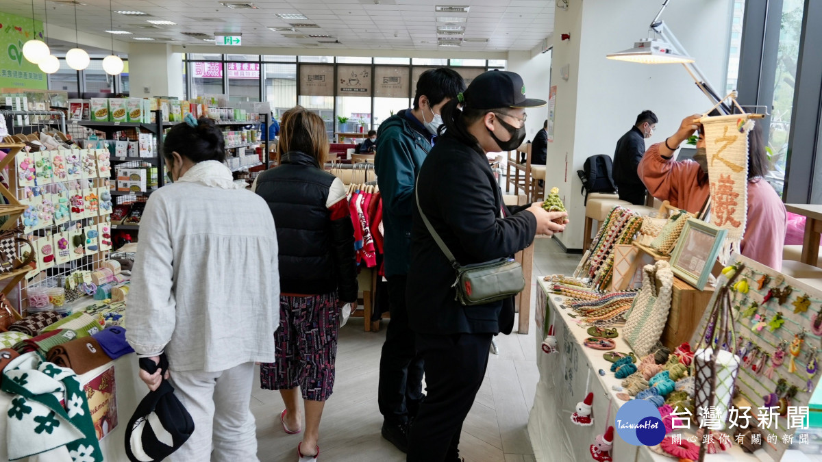 年貨大街進駐彰化秀傳  醫町目市集「新春好運龍來啦！」圖／記者鄧富珍攝