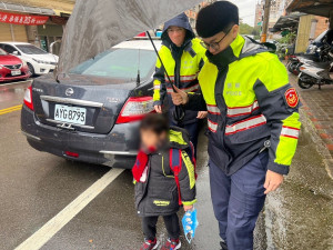 6歲男童與母吵架賭氣出走，平鎮暖警發現協助返家。