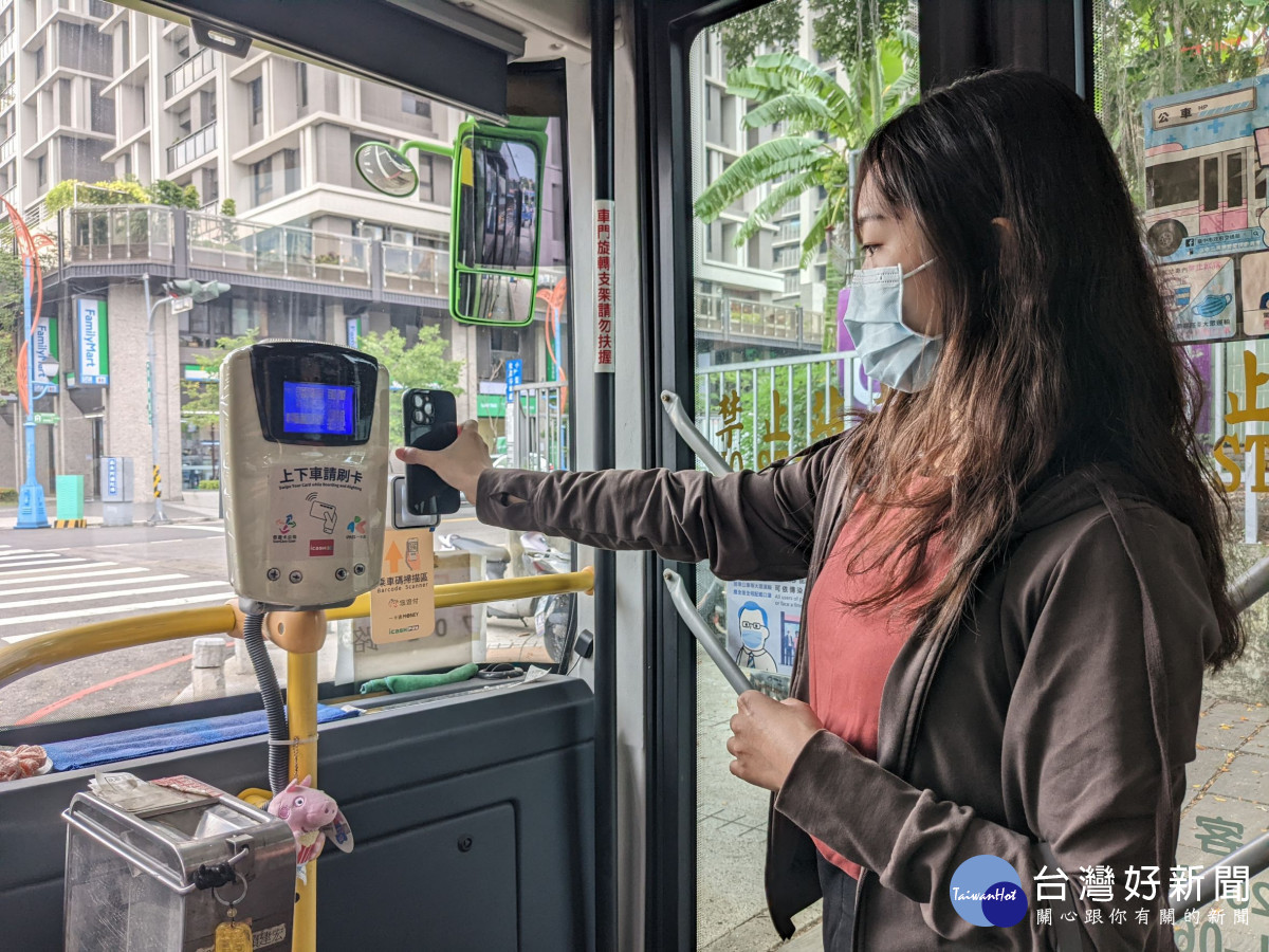 搭公車可以刷手機！　中市搭載行動支付驗票機服務再升級