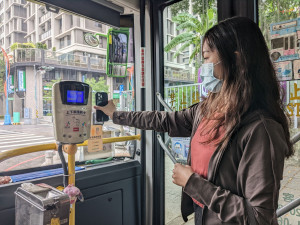 搭公車可以刷手機！中市公車搭載行動支付驗票機服務再升級