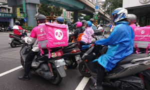 機車騎士遵守「兩段式左轉」規定，停在機車待左轉格。（圖／資料照片，圖源：台灣好新聞編輯部拍攝）