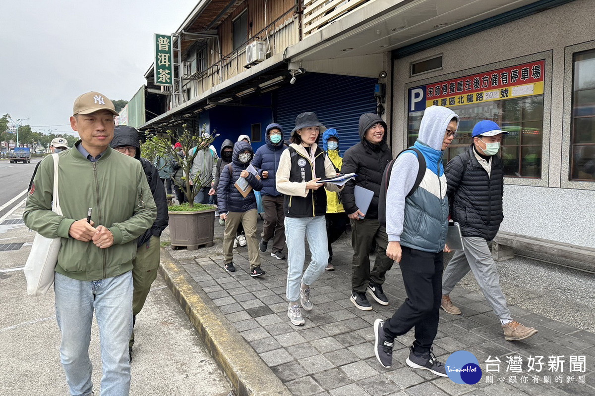 桃園市政府捷運局長劉慶豐領同仁步行29公里踏勘，進行捷運橘線現勘。